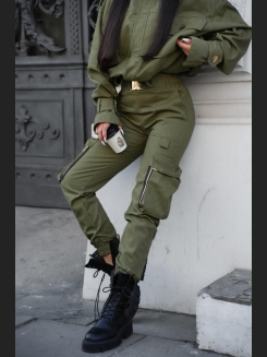 Spodnie typu bojówki w kolorze khaki